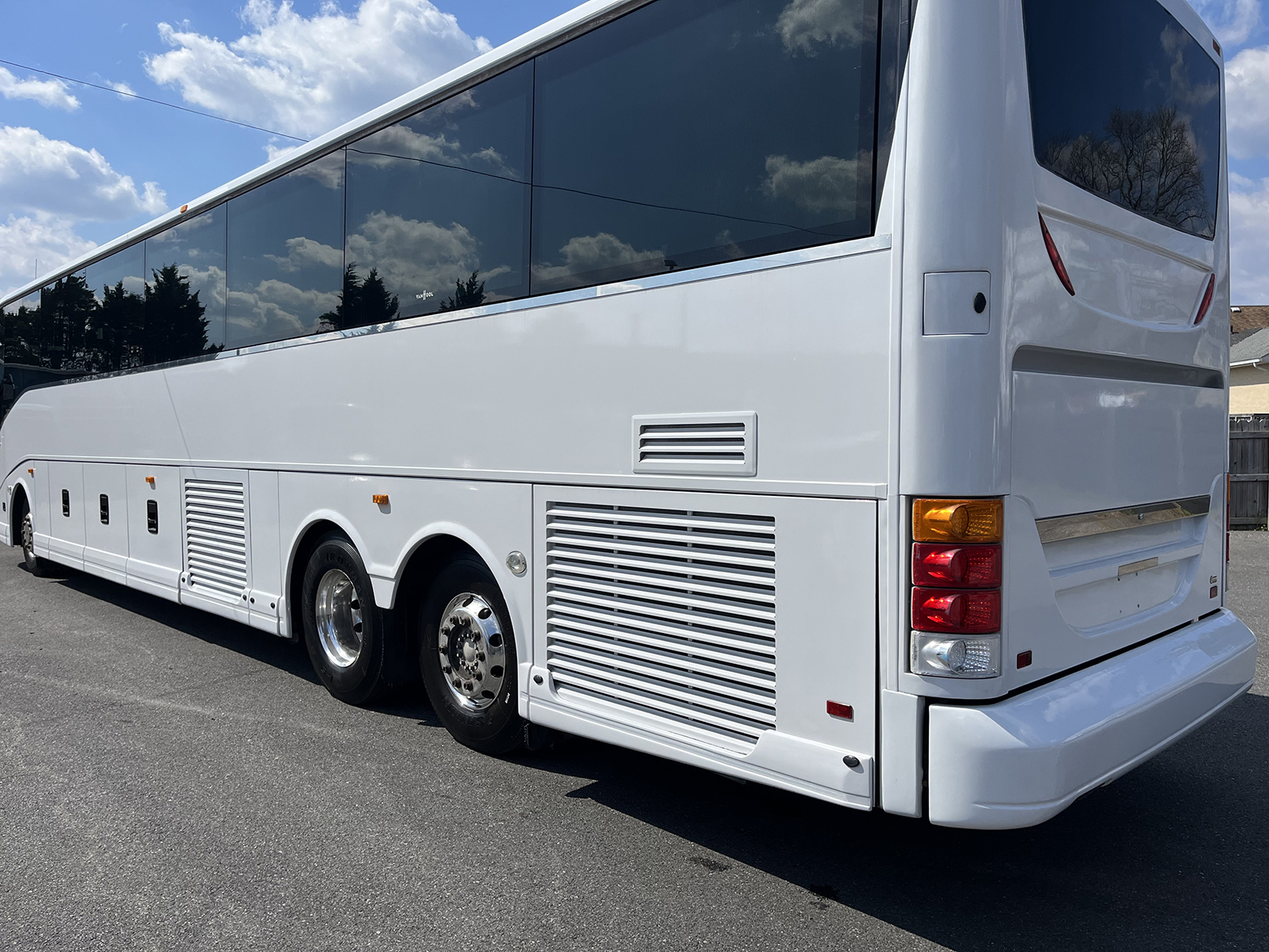 2013 Van Hool C2045 – Advantage Remarketing Solutions